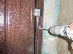 Установка металлических входных дверей в Евпатории