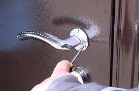 Замена дверной ручки металлической двери в Евпатории