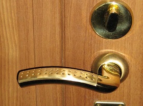 Замена дверной ручки входной двери в Евпатории