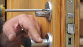 Замена личинки замка входной двери в квартире в Евпатории