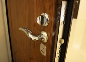 Замена входной двери в квартире в Евпатории