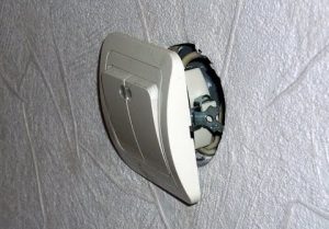 Замена выключателя света в квартире в Евпатории