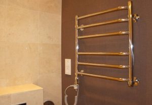 Установка электрического полотенцесушителя в ванной в Евпатории